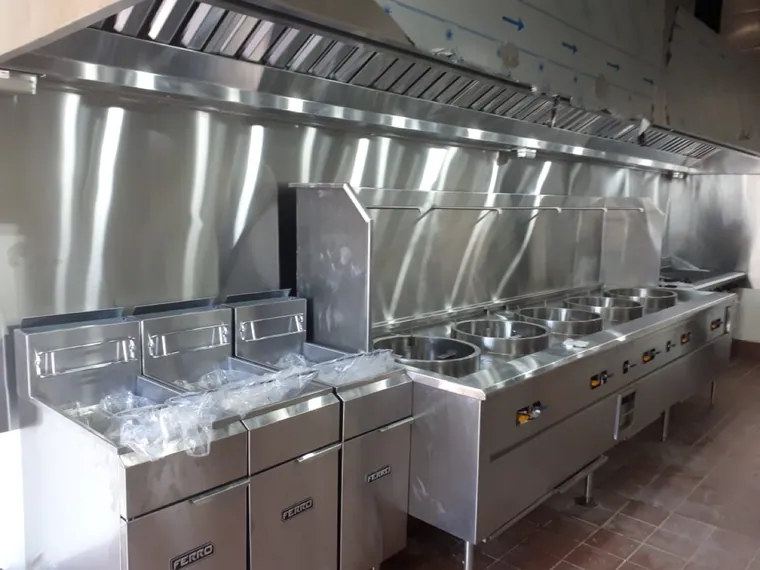 Cocina industrial completa con campanas, freidoras y woks