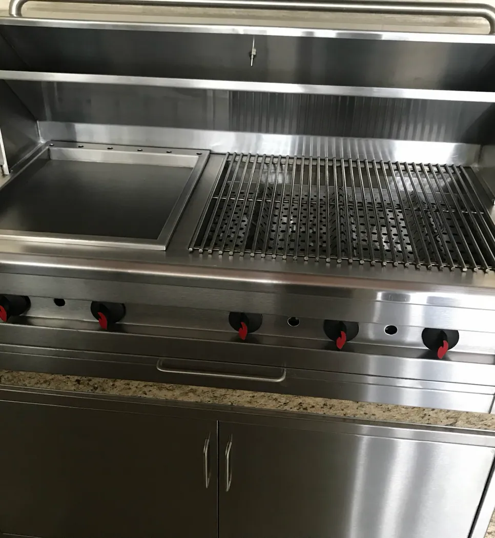 Asador de acero inoxidable con plancha y parrilla, tapa abatible abierta