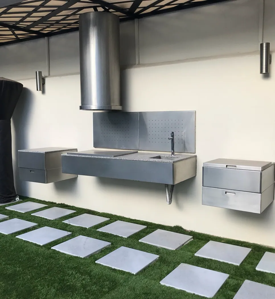 Cocina exterior flotante de acero inoxidable con campana cilíndrica