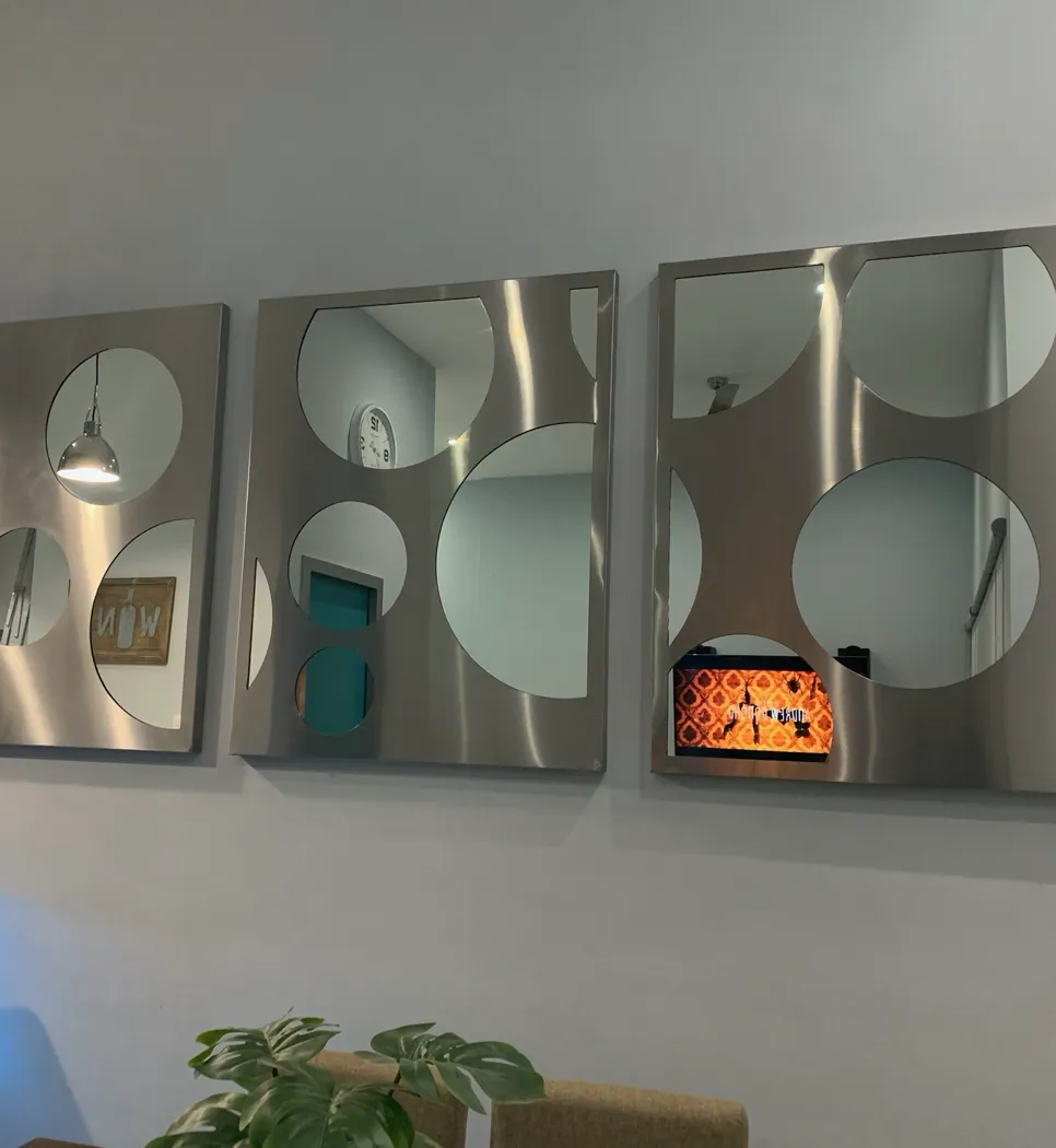 Paneles decorativos de acero inoxidable con calados circulares y espejo